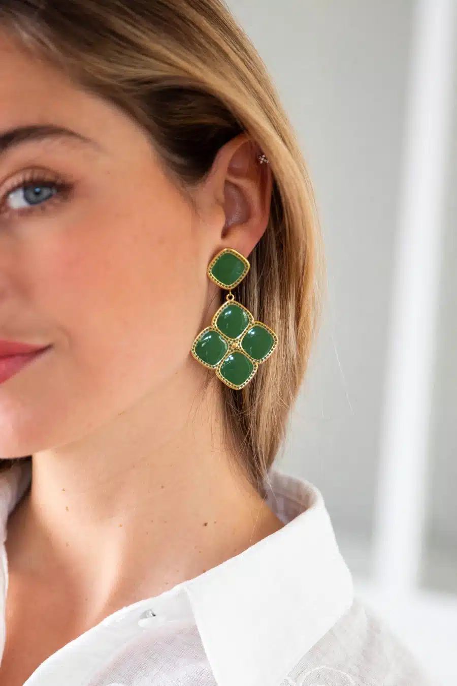 Boucles d’oreilles pendantes Nini dorées à pierres vertes forme carré