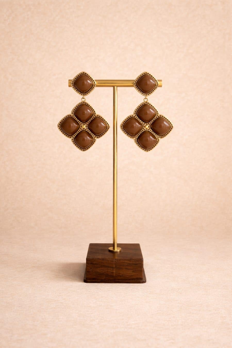 Boucles d’oreilles pendantes Clary dorées à pierres carrées en volume marron