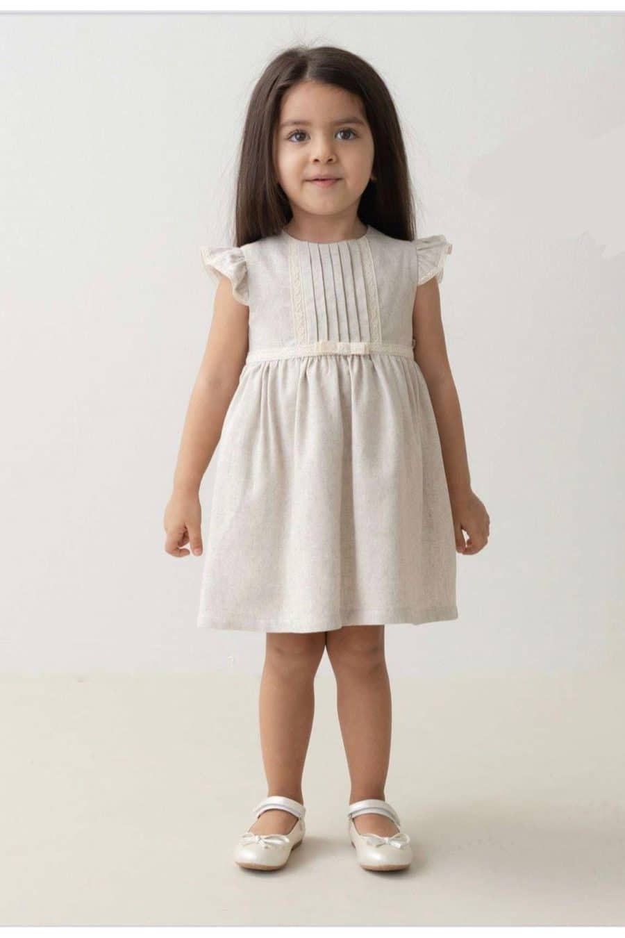 Robe enfant beige en lin avec plis et manches volantées look chic fille été