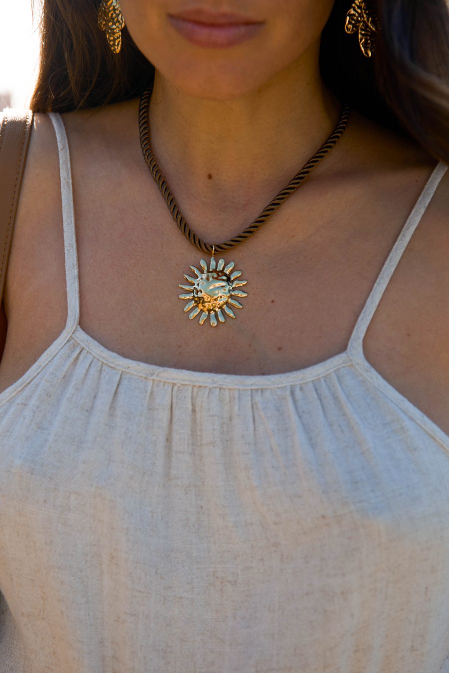 Collier Solano Sahoma en forme de soleil doré effet martelé et cordon marron