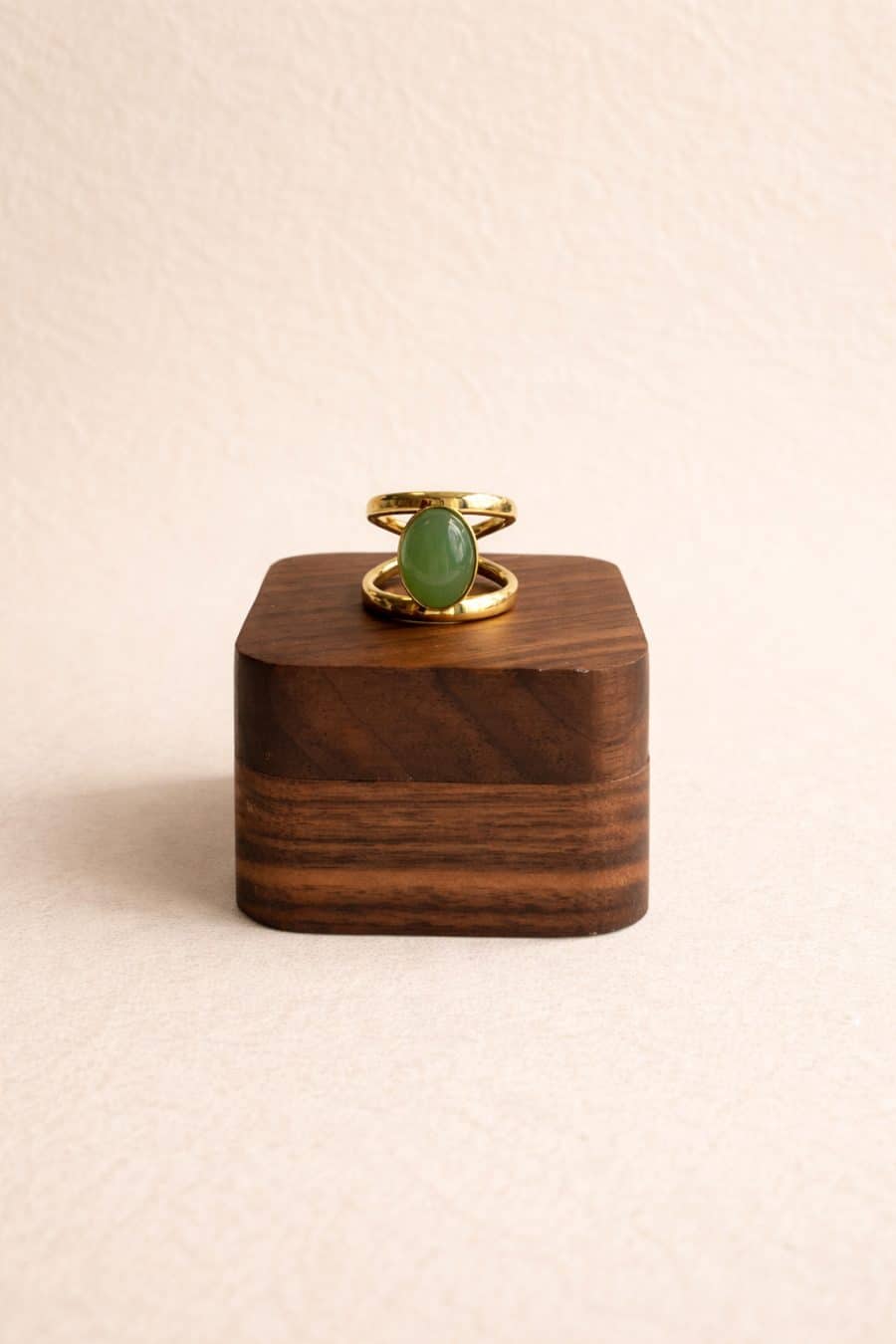 Bague Emera dorée Sahoma avec pierre ovale verte effet jade