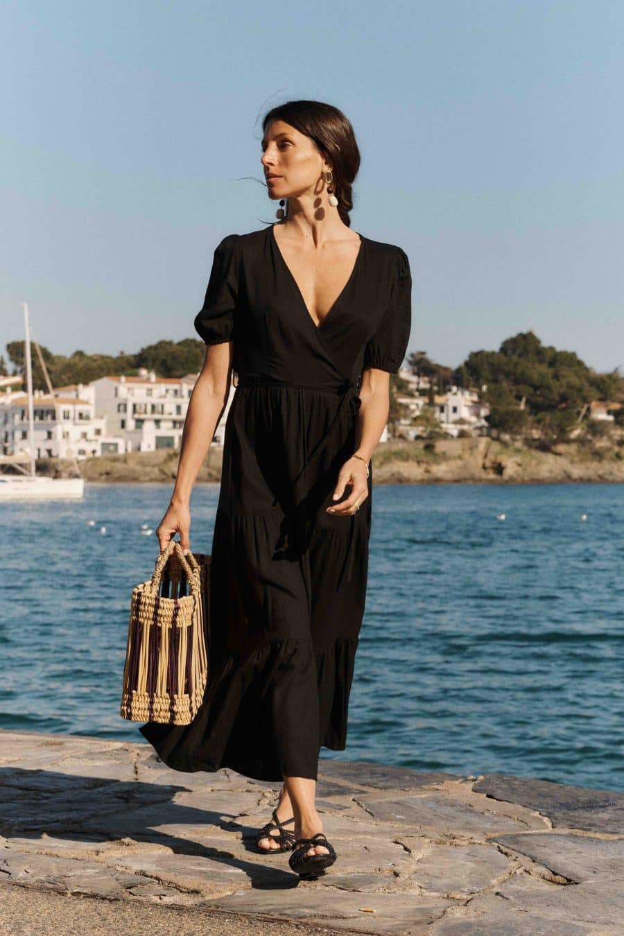 Robe Sahoma Donatella longue en lin mélangé noir - décolleté en V - finitions bas à volants