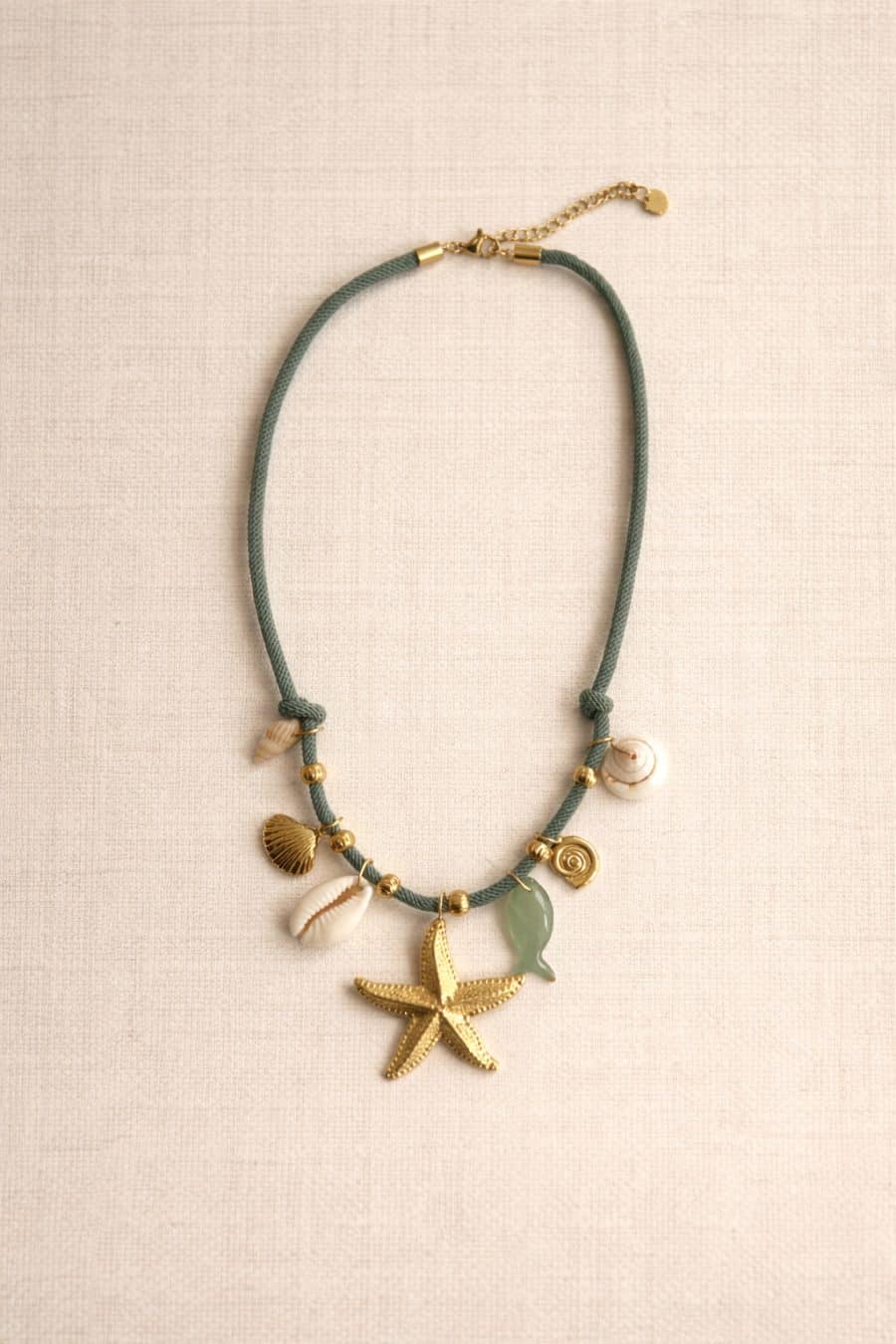 Collier Gael vert Sahoma, cordon tissu, charms étoile de mer dorée, coquillages et poisson