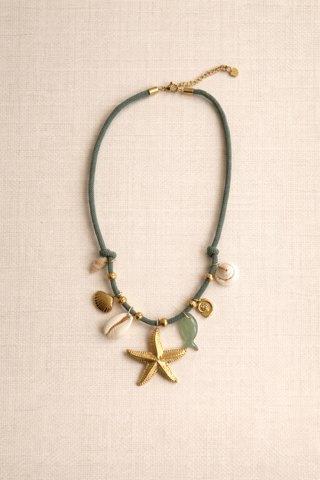 Collier Gael vert Sahoma, cordon tissu, charms étoile de mer dorée, coquillages et poisson
