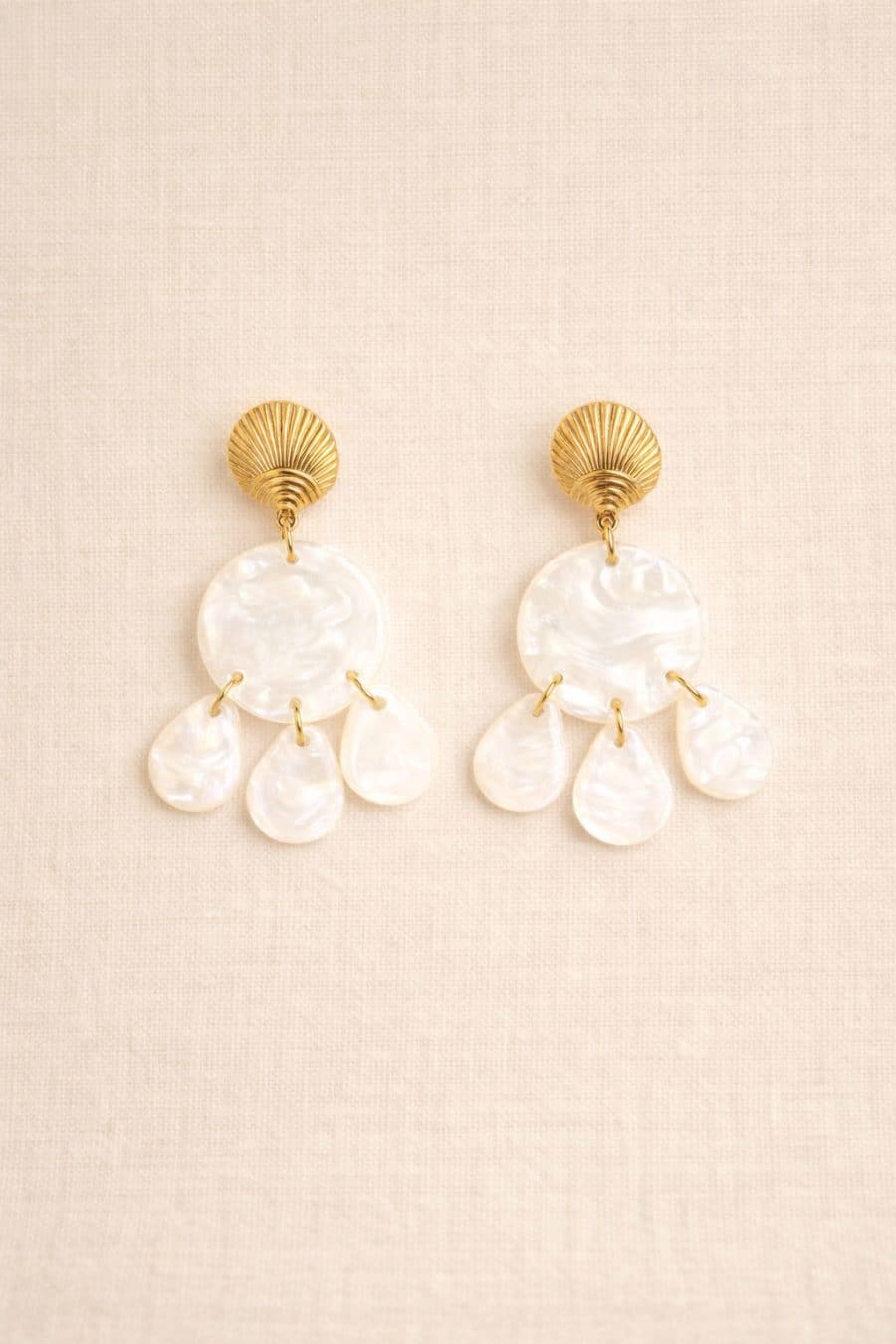 Boucles d’oreilles Elinor Sahoma dorées forme coquillage avec pampilles nacrées blanches