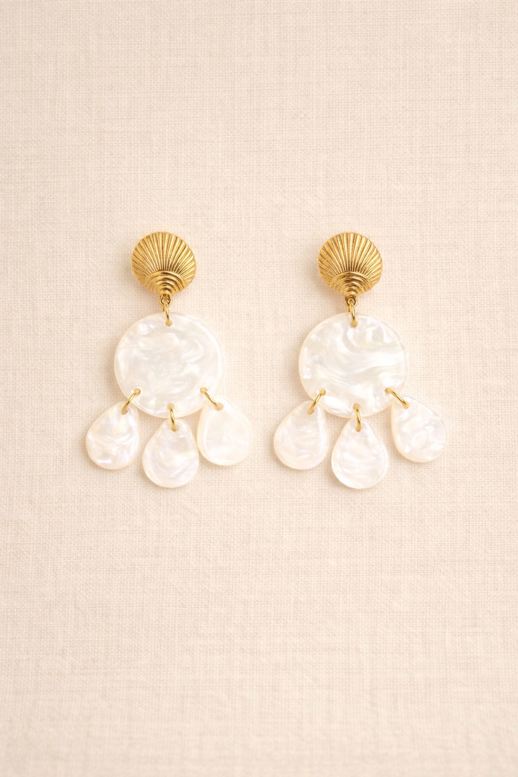 Boucles d’oreilles Elinor Sahoma dorées forme coquillage avec pampilles nacrées blanches