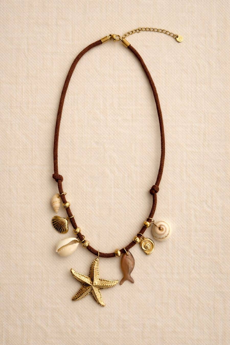 Collier femme Gael Sahoma cordon marron avec charms coquillages étoile de mer et poisson doré