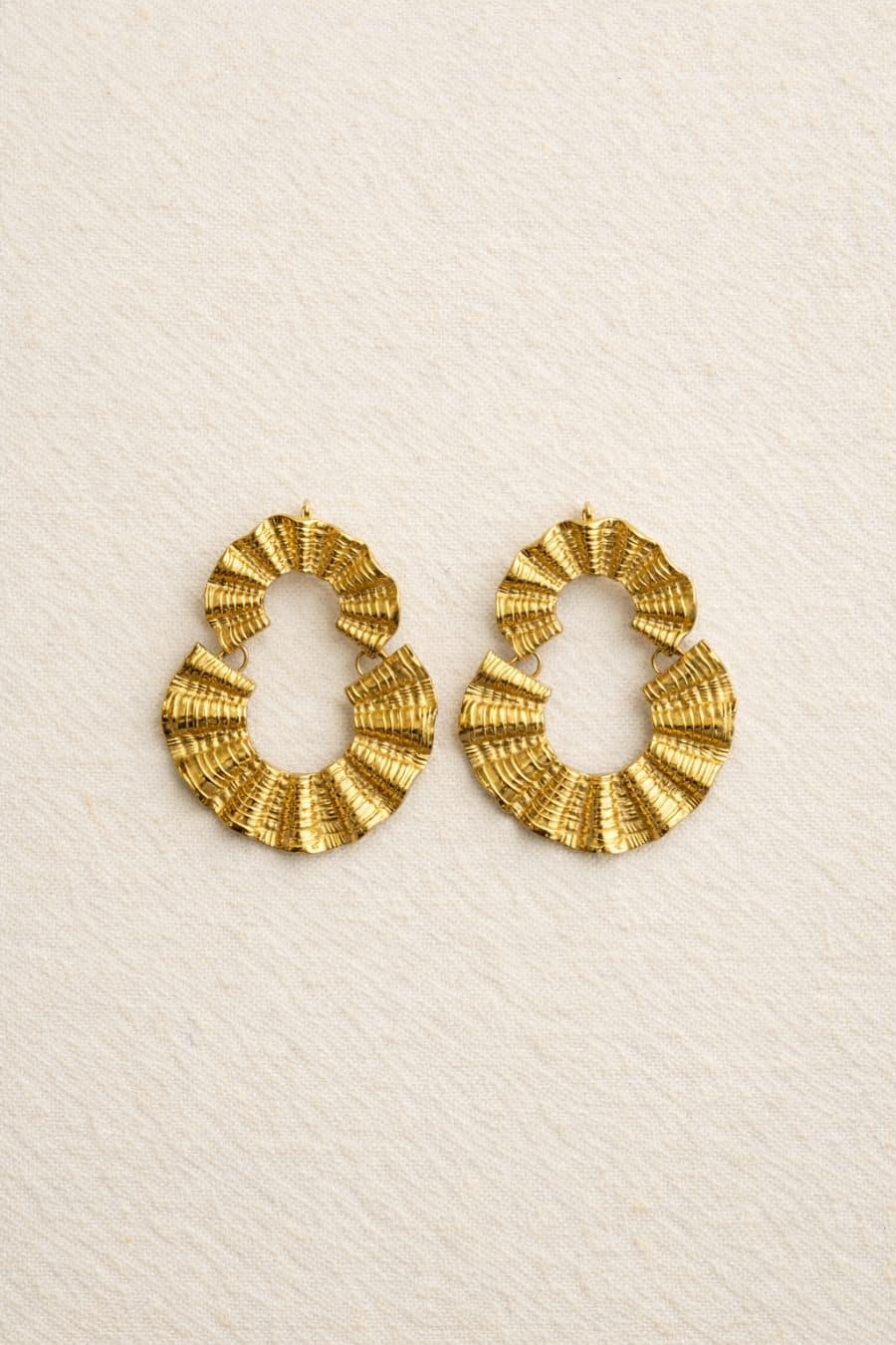 Boucles d’oreilles Céleste Sahoma dorées rondes en relief effet évantail