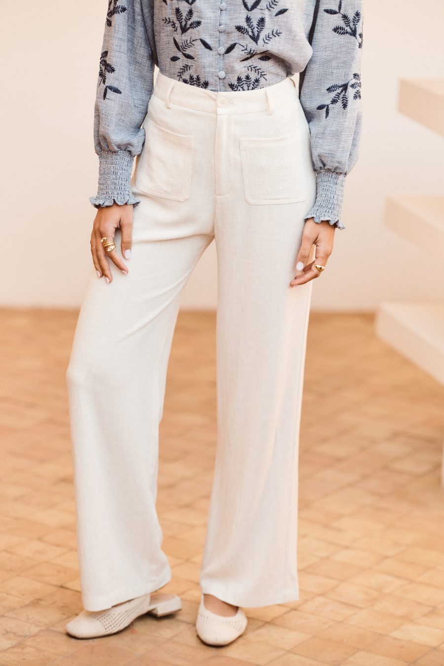 Pantalon Côme Sahoma beige en lin légé, porté avec une blouse