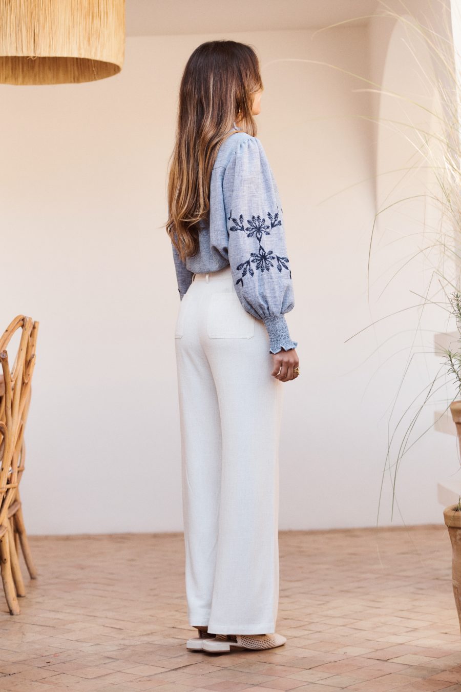Pantalon Côme Sahoma beige en lin légé, porté avec une blouse