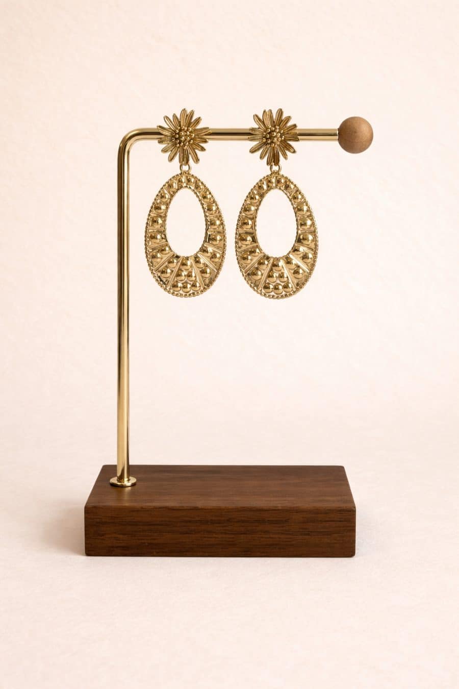 Boucles d’oreilles pendantes Amarylle dorées Sahoma, bijou femme attache en forme de fleur, et pendant ovale texturé