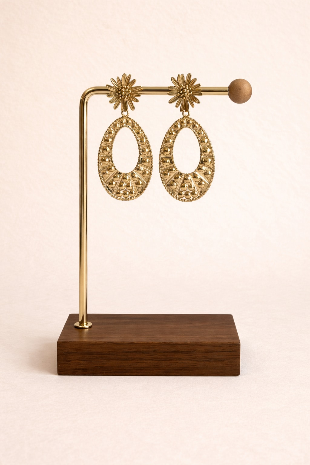 Boucles d’oreilles pendantes Amarylle dorées Sahoma, bijou femme attache en forme de fleur, et pendant ovale texturé