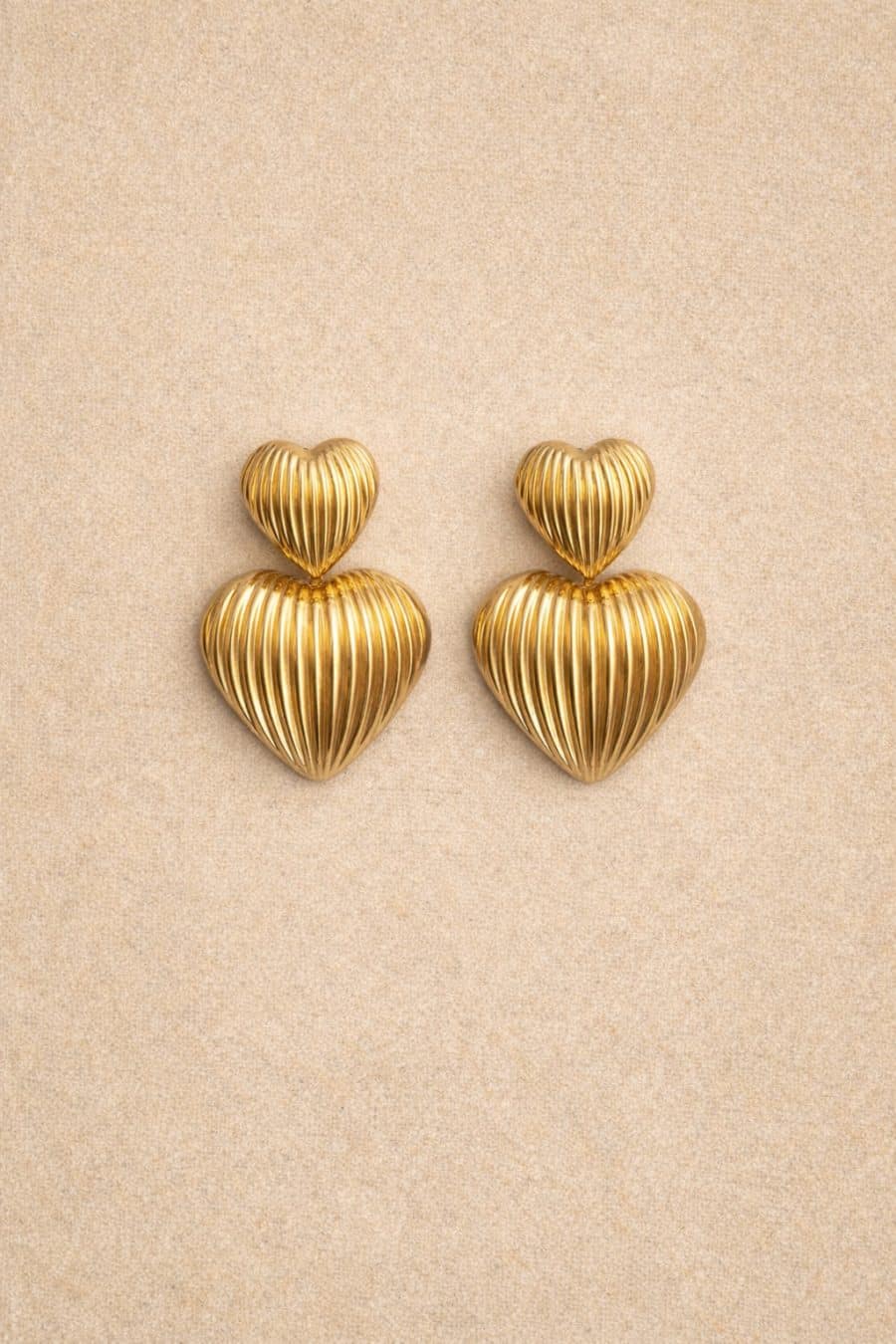 Boucles d’oreilles pendantes Amour Sahoma dorées forme coeur en relief