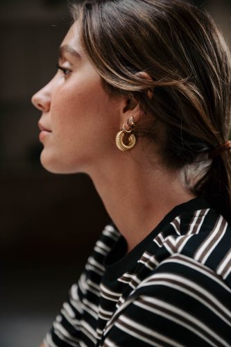 Boucles d’oreilles Néora dorées Sahoma, forme ronde striée