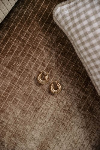 Boucles d’oreilles Néora dorées Sahoma, forme ronde striée