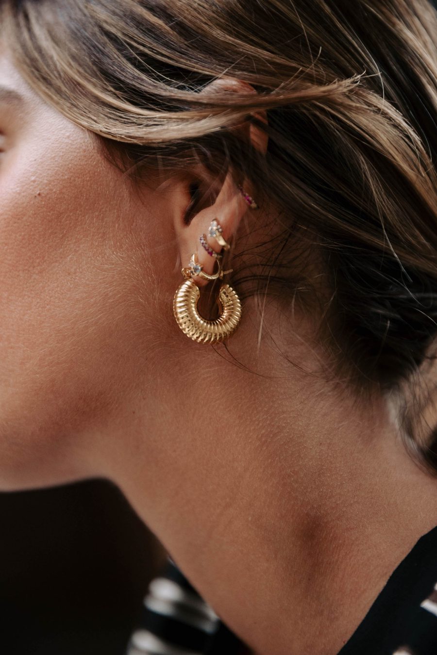 Boucles d’oreilles Néora dorées Sahoma, forme ronde striée