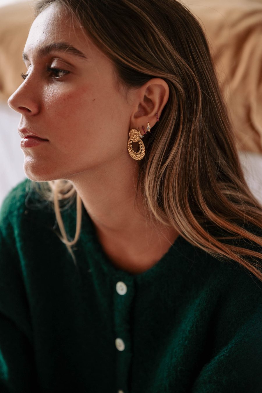 Boucles d’oreilles Elyoré dorées Sahoma, forme ovale martelée