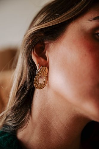 Boucles d’oreilles Elyoré dorées Sahoma, forme ovale martelée