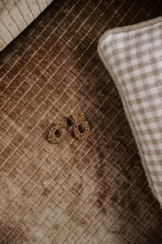 Boucles d’oreilles Elyoré dorées Sahoma, forme ovale martelée