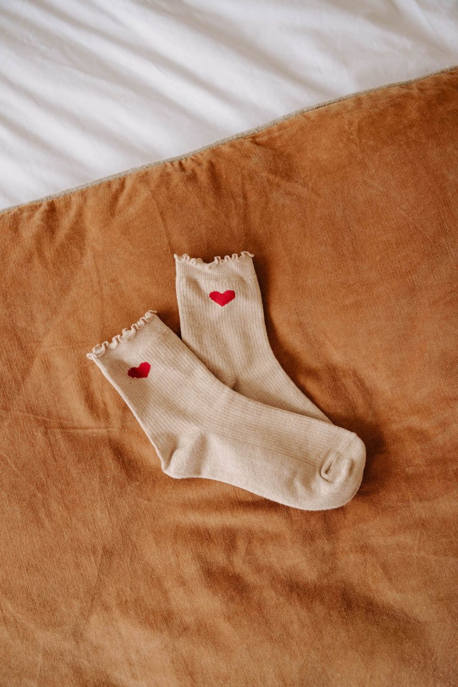 Chaussettes femme Louna avec fil doré, douces et confortables. Détail coeur rouge et féminin