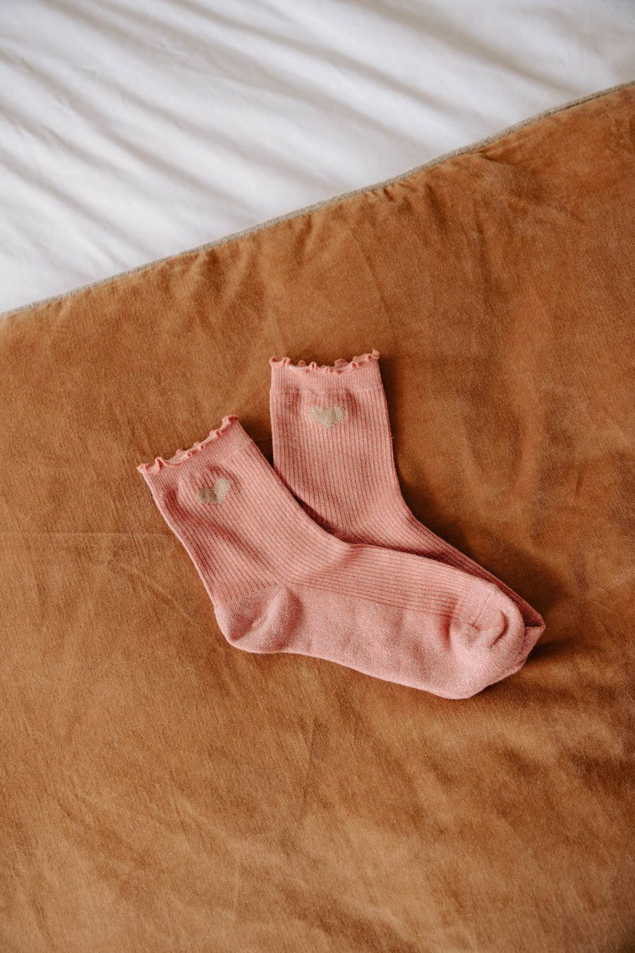 Chaussettes femme Louna roses avec fil doré, douces et confortables. Détail coeur brillant et féminin