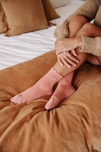 Chaussettes femme Louna roses avec fil doré, douces et confortables. Détail coeur brillant et féminin