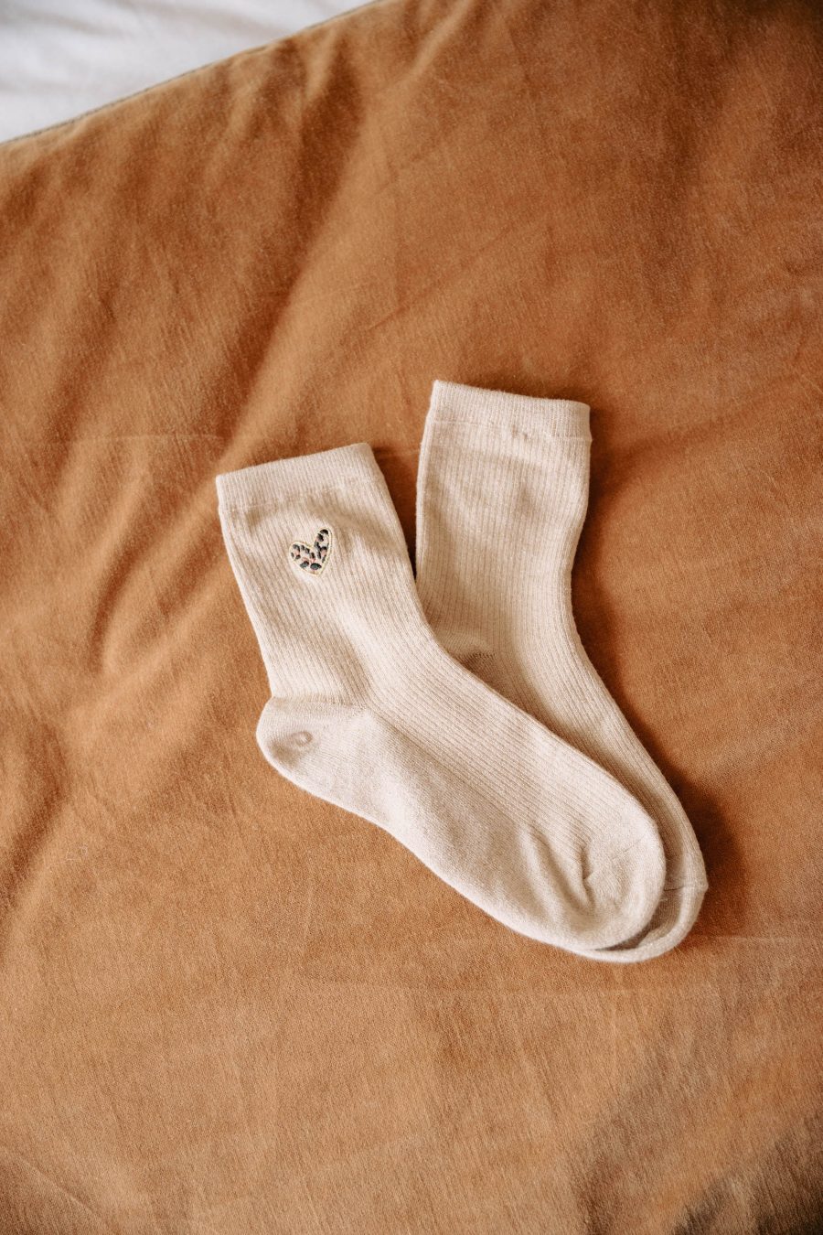 Chaussettes Sienna beige Sahoma en maille douce et fine, détail coeur léopard