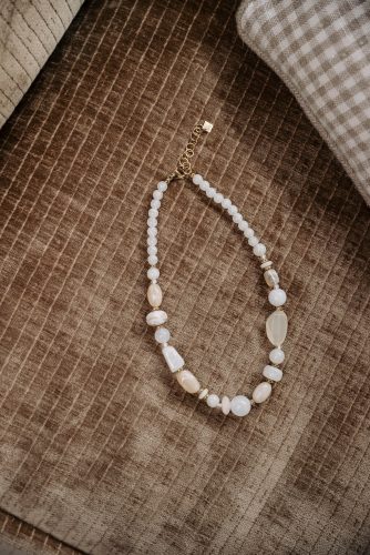 Collier Aniss blanc crème Sahoma pierres effet nacré et marbré