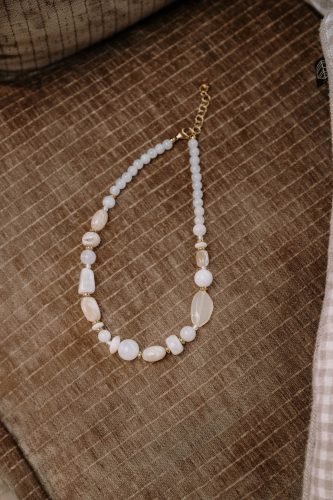 Collier Aniss blanc crème Sahoma pierres effet nacré et marbré