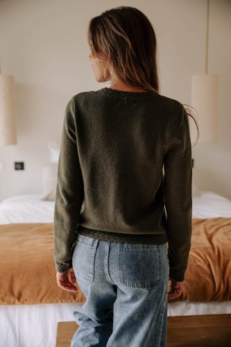 Gilet Nélo vert kaki Sahoma en maille douce et détail tressé
