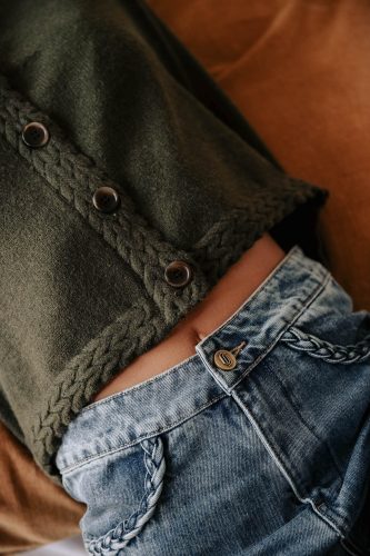 Gilet Nélo vert kaki Sahoma en maille douce et détail tressé