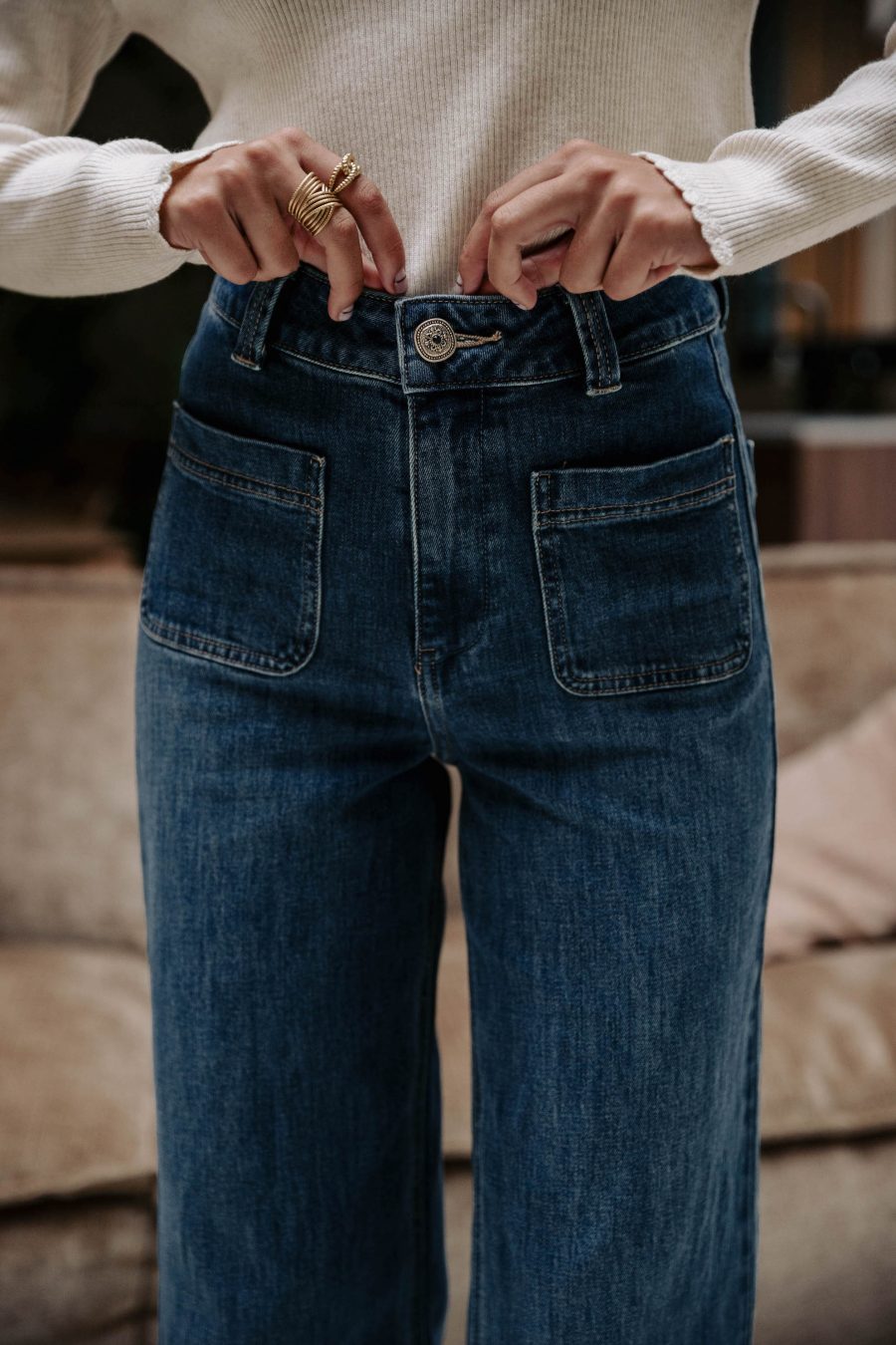 Jean Nérian bleu foncé Sahoma taille haute, poches plaquées et bouton bijou