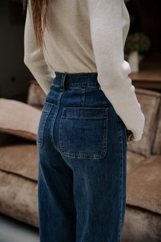 Jean Nérian bleu foncé Sahoma taille haute, poches plaquées et bouton bijou