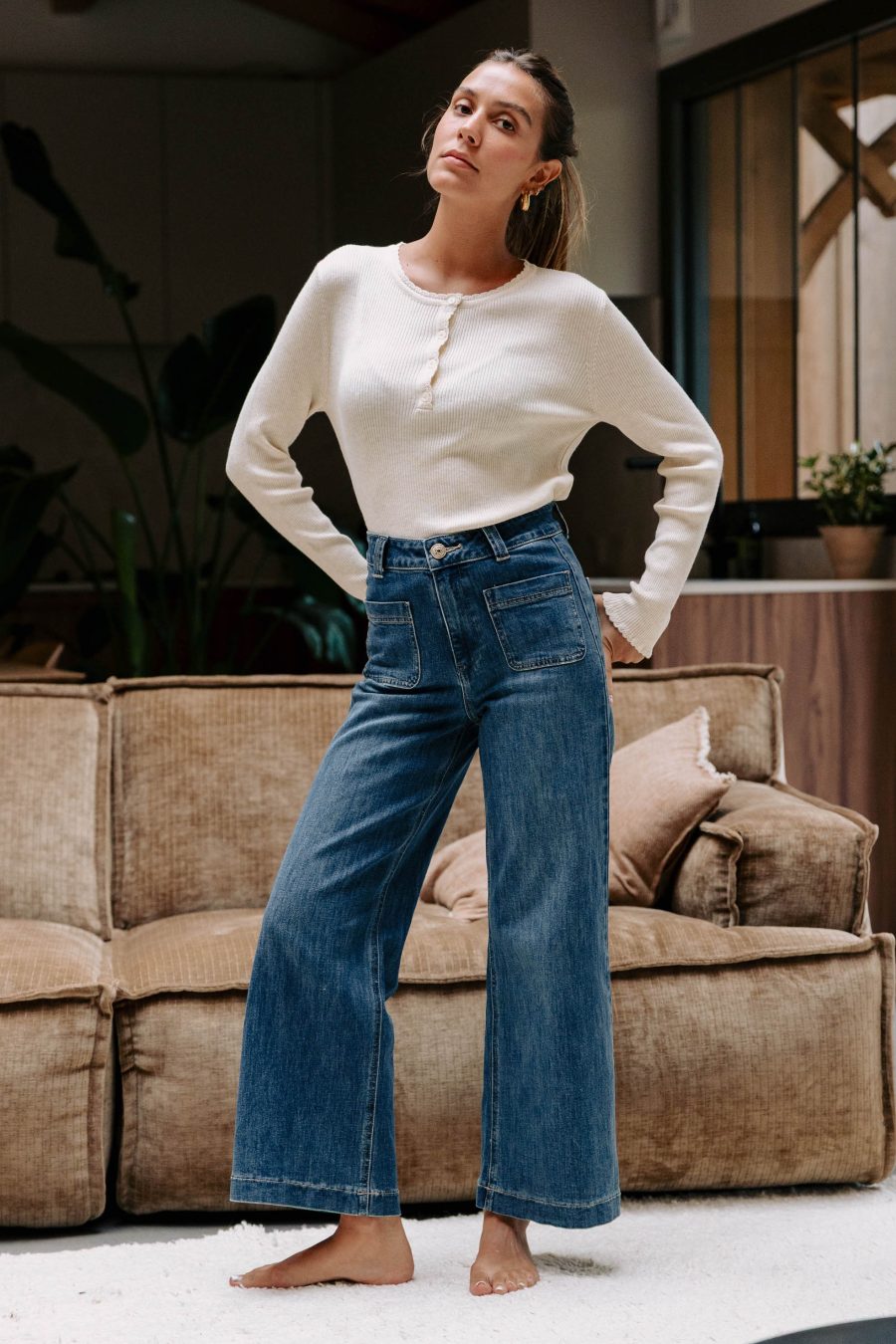 Jean Nérian bleu foncé Sahoma taille haute, poches plaquées et bouton bijou