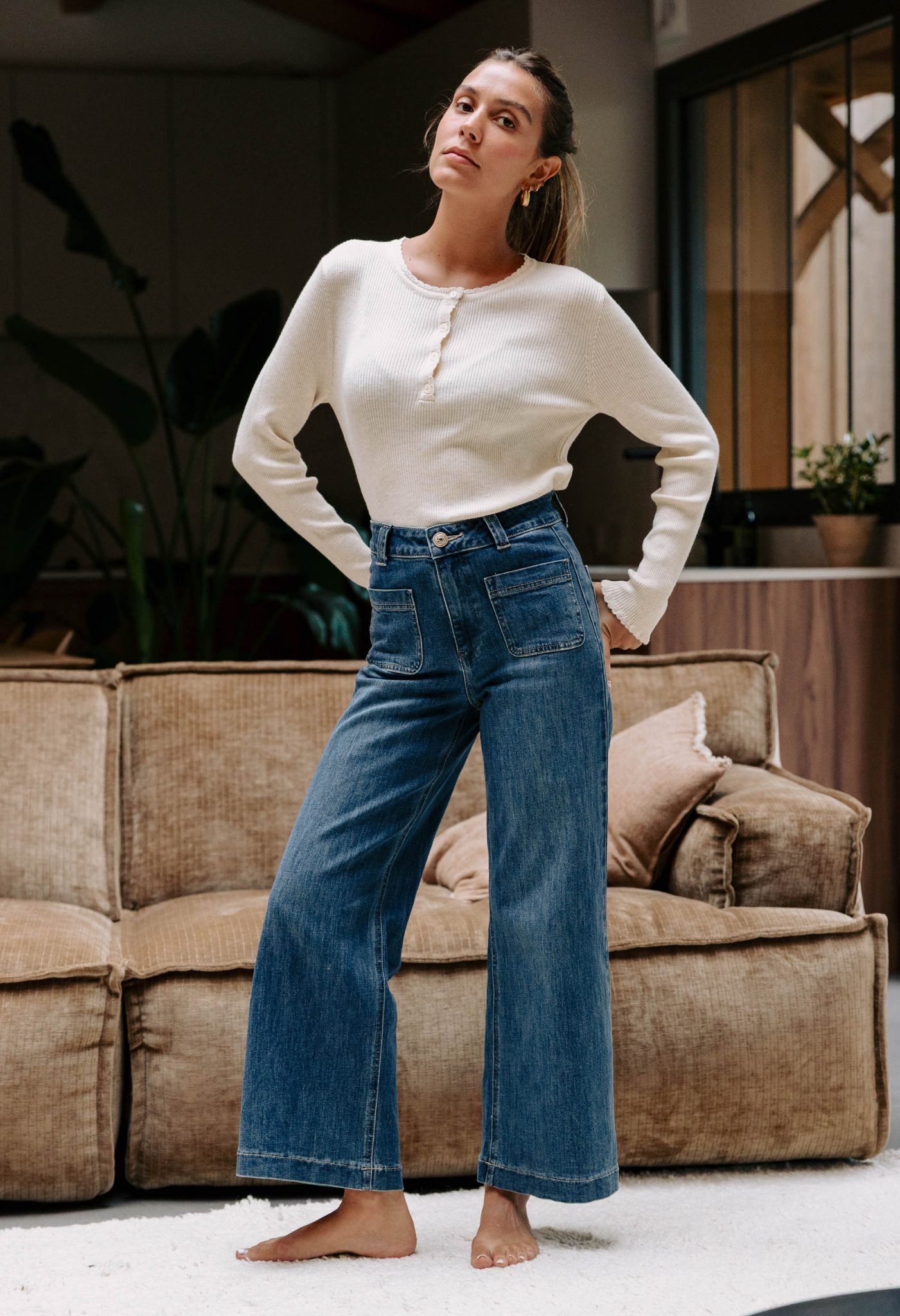 Jean Nérian bleu foncé Sahoma taille haute, poches plaquées et bouton bijou