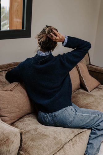 Pull Isénio bleu marine Sahoma col et manchettes effet chemise rayée
