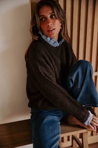Pull Isénio marron Sahoma col et manchettes effet chemise rayée