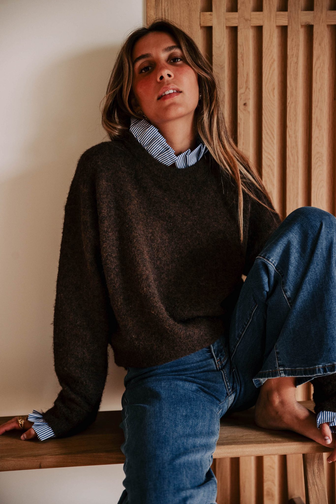 Pull Isénio marron Sahoma col et manchettes effet chemise rayée