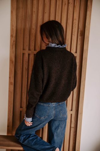 Pull Isénio marron Sahoma col et manchettes effet chemise rayée