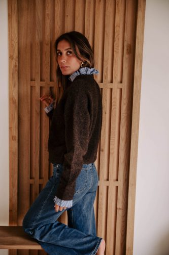 Pull Isénio marron Sahoma col et manchettes effet chemise rayée