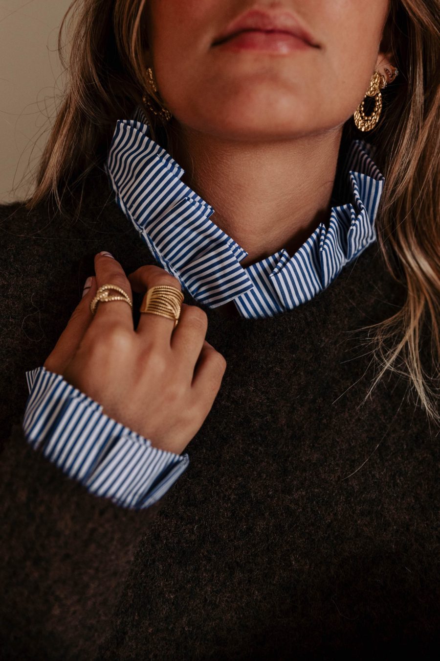 Pull Isénio marron Sahoma col et manchettes effet chemise rayée