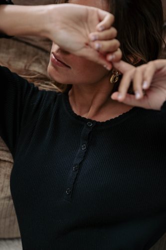 Top Miloé noir Sahoma en maille douce et coupe ajustée