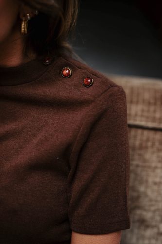 T-shirt Dario marron Sahoma avec boutons à l'épaule
