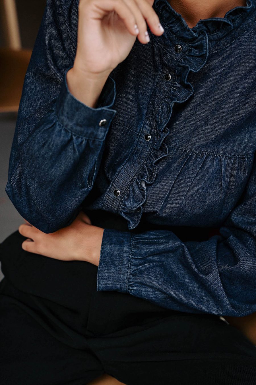 Chemise Gaelle bleu jean Sahoma fluide à col volants