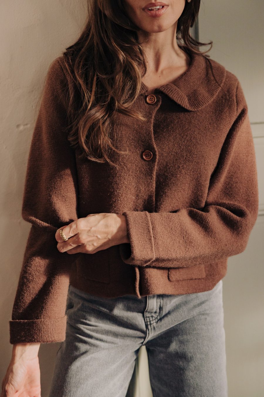 Gilet Coralia marron Sahoma en maille épaisse et col Claudine