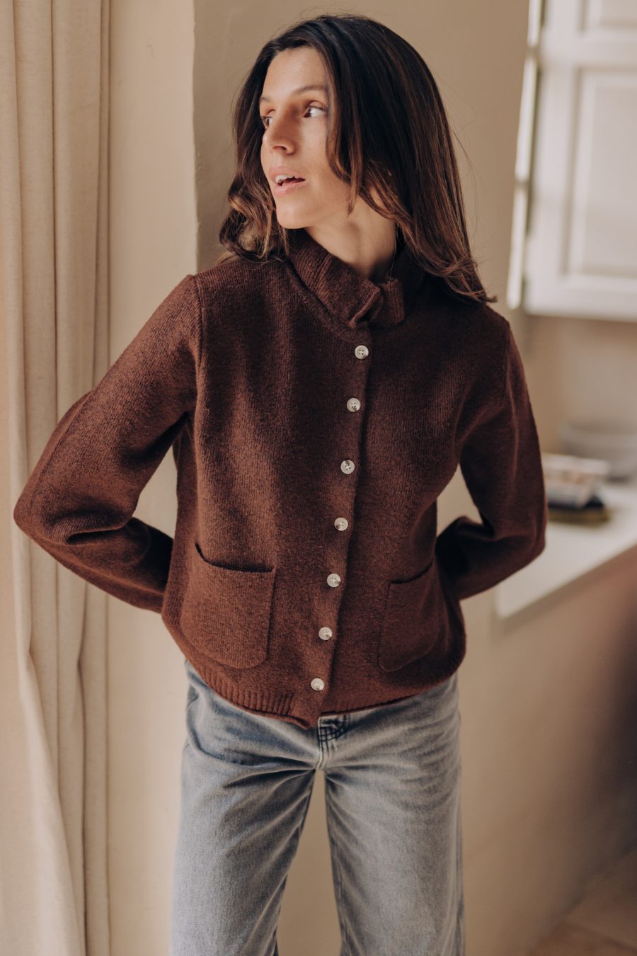 Gilet Neal marron chocolat Sahoma en maille à col montant à volants