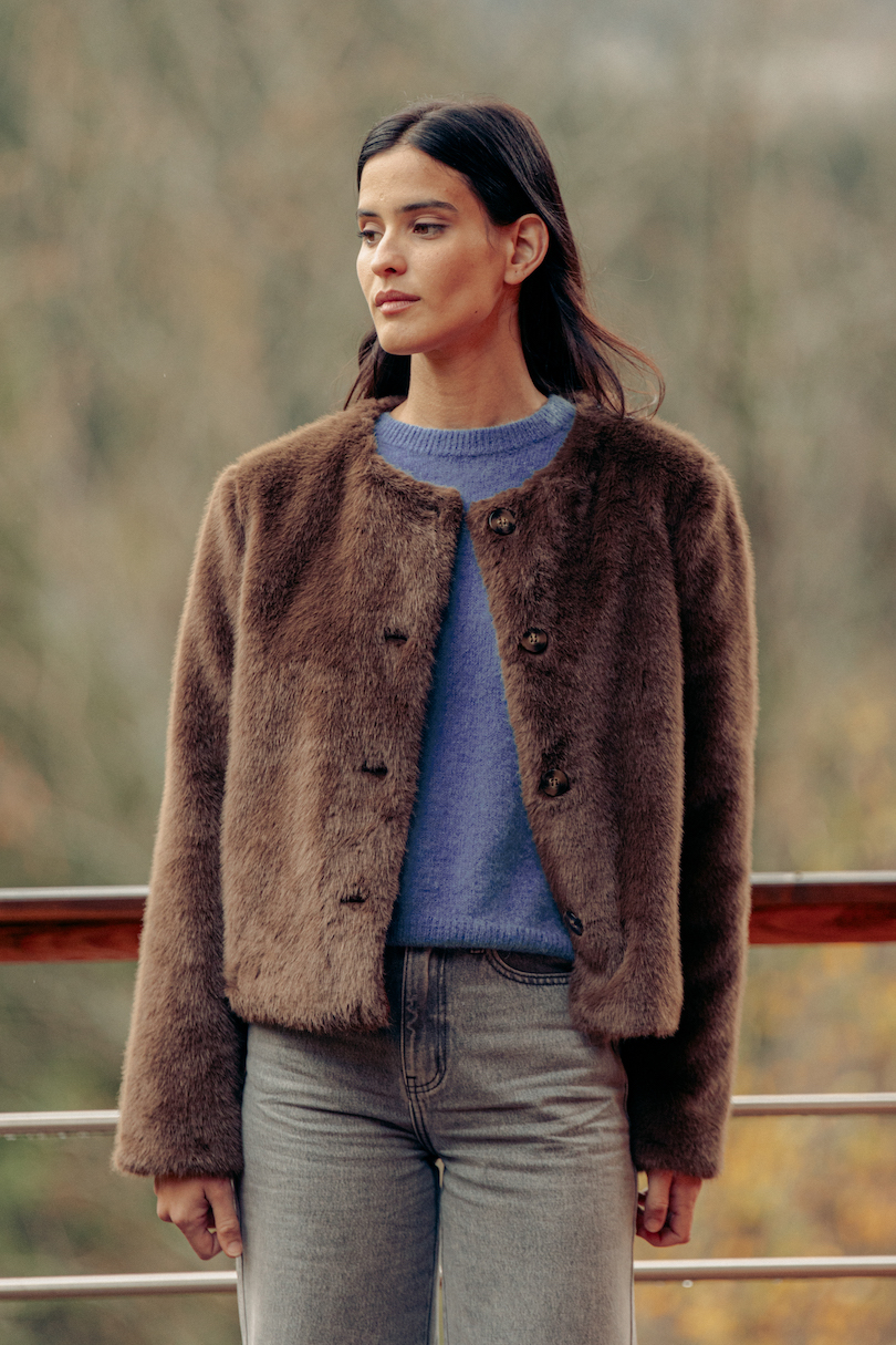 manteau-Elio-marron-sahoma-00002 Manteau Elio marron Sahoma en fausse fourrure, disponible en plusieurs coloris