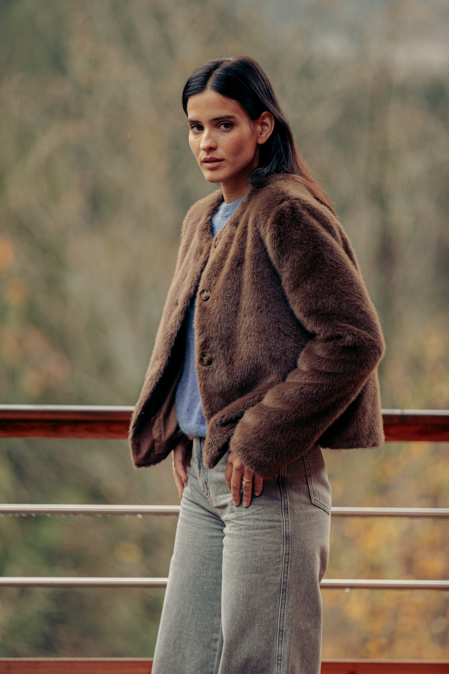 manteau-Elio-marron-sahoma-00003 Manteau Elio marron Sahoma en fausse fourrure, disponible en plusieurs coloris