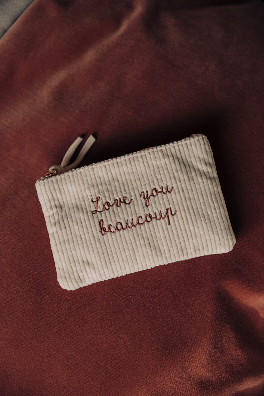 Pochette Love you beaucoup en velours côtelé écrue Sahoma