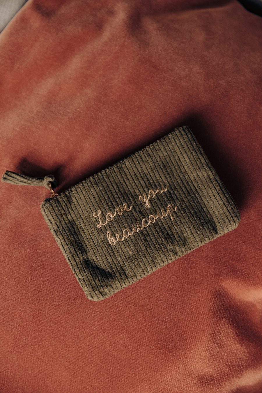 Pochette Love you beaucoup en velours côtelé verte kaki Sahoma,